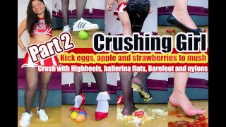 Kati运动鞋和芭蕾舞演员赤脚踩碎，将高跟鞋压碎鸡蛋，苹果和草莓