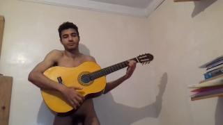Nackter Mann Spielt Gitarre, Nachdem Er Seinen Freund Gefickt Und Geritten Hat