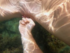 Голая девушка плавает в море и дрочит свою киску с оператором - Screenshot 9 of 16 - Underwater