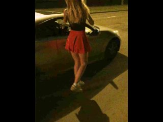 Школьница показывает попку под юбкой на автотрассе (полное обнажение)