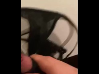 Ma copine veut que je mette du sperme dans sa culotte