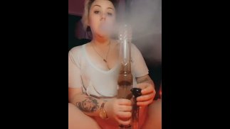 jolie salope potelée fume et se baise pour secouer l’orgasme pendant que bf live streams