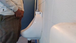Ik plas in een openbaar urinoir