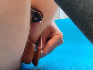 Гей фаллоимитатор трахается до сквирта