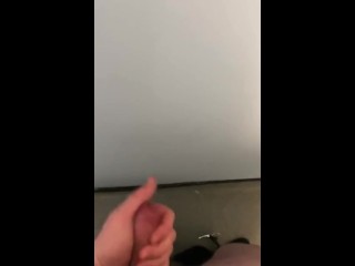 Сижу в общественном туалете и дрочу свой член большим камшотом