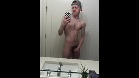 Jesse Gold de 19 años se masturba la polla peluda
