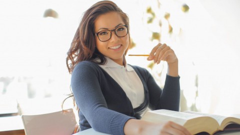 Colegiala asiática nerd Morgan Lee es una puta para la gran polla del tutor