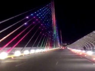 Puta no puede contener su gran chorro en el puente de la novena