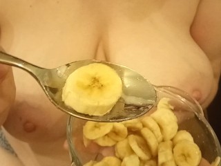 Une MILF Rousse Traite Du Sperme Sur Son Dessert à La Banane.