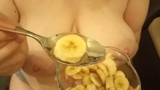 Roodharige milf melkt sperma op haar bananendessert