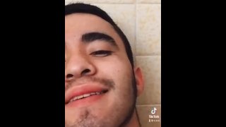  Video voor TikTok in de badkamer, mijn gezicht, volg me als je meer video's wilt 