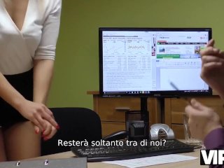 VIP4K. La ragazza teenager si spoglia nell'ufficio di prestito per_i contanti necessari