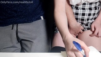 Школьница дает однокласснику подрочить под столом