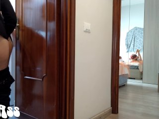 Prima si scopa la colf e poi distrugge il culo alla mogliettina - La colf in bagno di nascosto_P.1