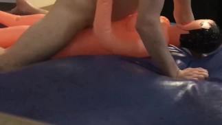 Колотка дешевой женской надувной куклы на синем матрасе для водяной кровати