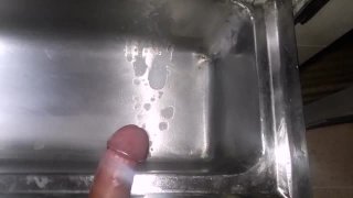 Hombre gimiendo y masturbándose en el lavabo de un baño público / enorme polla hace cum creampie AndyZ 94