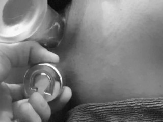 Кремовая киска капает на анальную пробку во время спермы - Оргазм двойного проникновения от первого лица