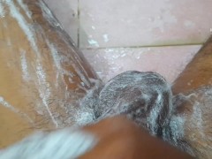 Amateur teen gets romantic handjob with shampoo massaged big cock