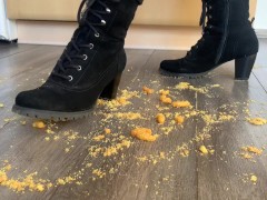 Erdnussflips werden gnadenlos von Angel mit ihren sexy Stiefeln zertreten