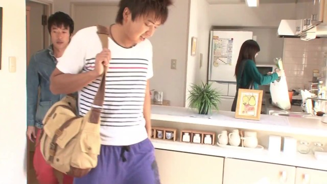 ぷっくり膨らんだ肉厚マ○コのマン筋を無防備に晒す友人の彼女に興奮した僕は… パート1