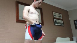 Aussie Jock Carter houdt zoveel van zijn ondergoed Fetish dat hij het om hem heen nodig heeft om klaar te komen