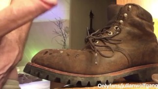 火辣的建筑工人在他的工作靴上射精了未切割的大鸡巴。完整视频@onlyfans/julianwolfgang