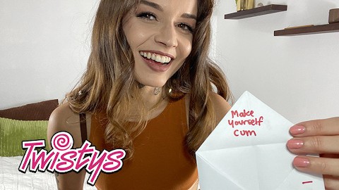 Twistys - Hete vrouw met tattoos Vanessa Vega speelt met haar strak poesje