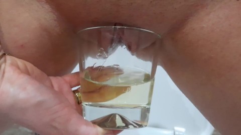 Mi esposo bebe mi pis de un vaso de whisky y limpia mi coño después