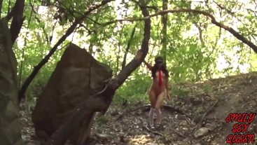 Colegiala caliente camina desnuda por el bosque y se masturba con un dildo