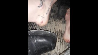 Pedal descalço tatuado empurrando, feat. Lorna Shore