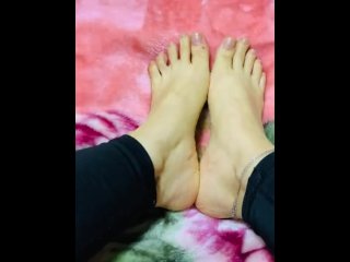 foot arab, solo female, wet feet, pieds