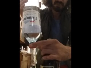 Het Openen Van Een Fles Bier Met Een Fles Mineraalwater
