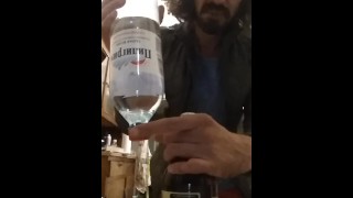 открывая бутылку пива бутылкой минеральной воды