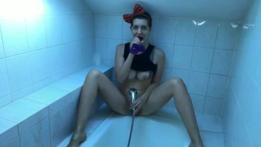 Jolie fille joue avec l'eau dans le bain et découvre son corps