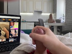 Она меня застукала за дрочкой на неё и предложила свою помощь! 4/16