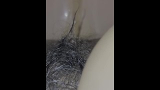 Menina do Sri Lanka mijando buceta peluda closeup urinando sons reais