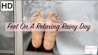 リラックスした雨の日の足フェチの窓に対する足-glimpseofme