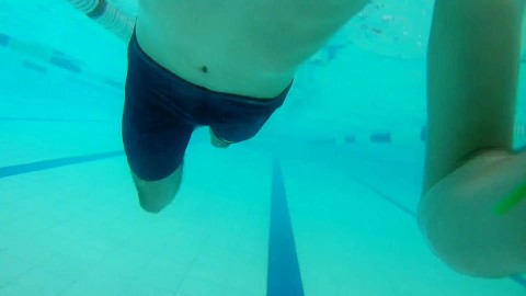 Speedoの男の子がプールで興奮する