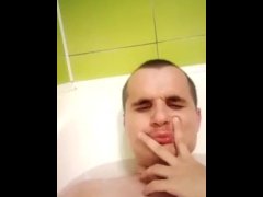 Куколд вонюша ущербно подрачивает в ванной скуля - Screenshot 1 of 16 - Vanyokfilimonov