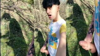 Twink y su sombra en un día soleado - Masturbación al aire libre - polla gruesa