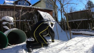 Opblaasbare zware rubber cyborg pak in Snow op min 10 graden