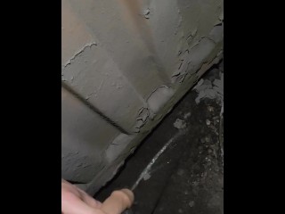 建筑工人在工作中撒尿