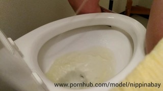 De pie para orinar en el baño de la tienda