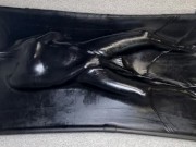 真空状態のバキュームベッドに入れられた奴隷痴女のオナニー - Pornhub.com