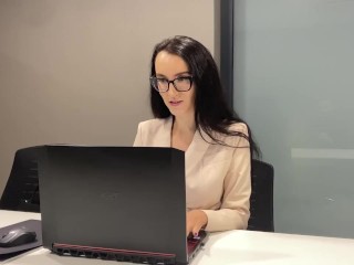Secretaria Lujuriosa Se Masturba Debajo Del Escritorio En La Oficina
