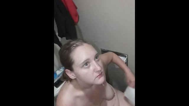 Мне нравится, как небрежно моя жена сосет мой член!!
