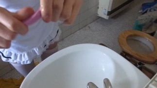 Горничная готовится к работе, убирая и надевая свою клетку целомудрия