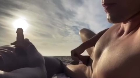 Jocks masturbarse y disparar cargas en la playa nudista en público mientras Ppl camina y mira