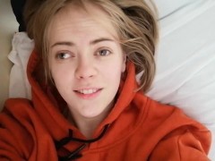 Русская извращенка мастурбирует в поезде, пока две старушки дают храпака на соседних полках - Screenshot 1 of 16 - Kink