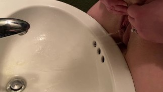 妻子在公共厕所的水槽里撒尿
